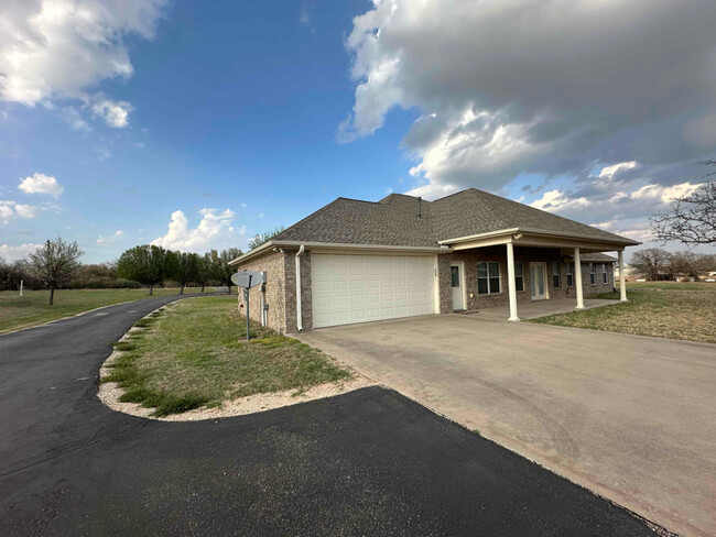 Building Photo - 535 Ross Ln