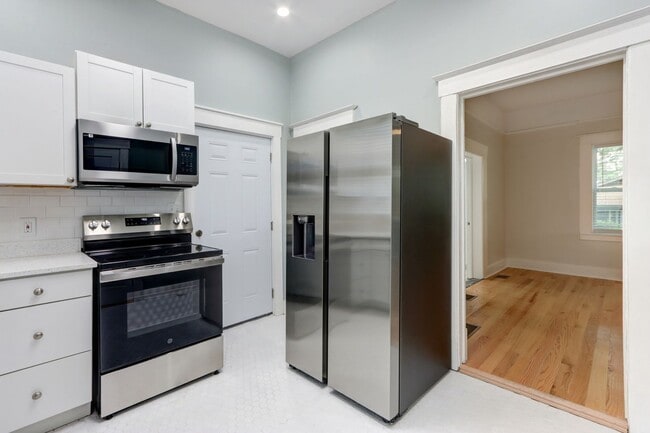 Building Photo - Renovated two bedroom apartment