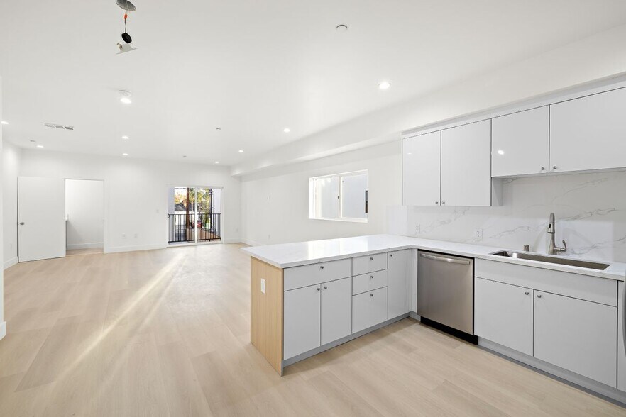 Building Photo - 5649 Case Ave