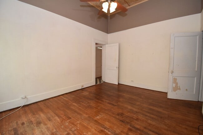 Building Photo - Centrally Located 2 Bed Close to Tech!