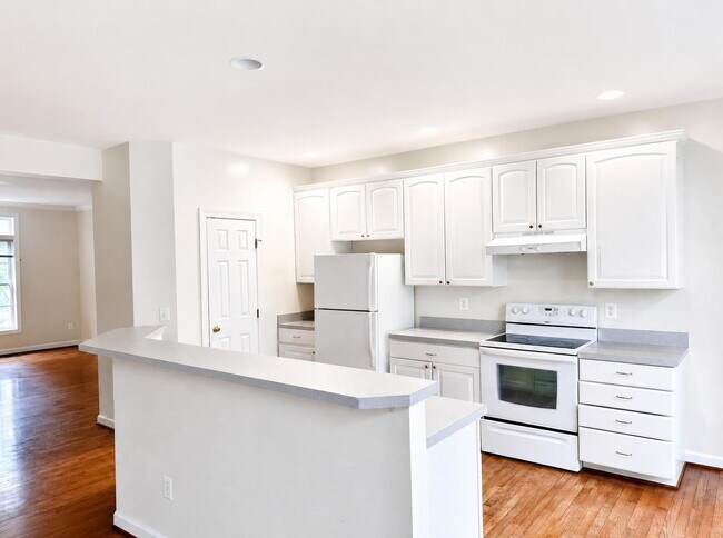 Building Photo - Elegant 3-Level Brick Front Townhome with 3 Bedrooms, 2.5 Baths & 1-Car Garage in South Riding