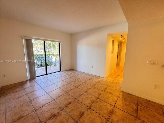 Building Photo - 9340 Fontainebleau Blvd