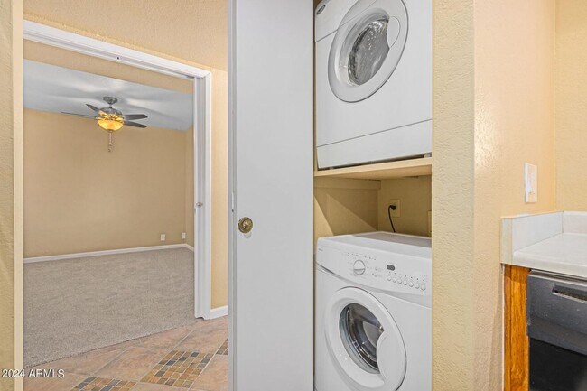 Building Photo - $500 OFF!!!!  at MOVE-IN -GREAT LOCATION -...