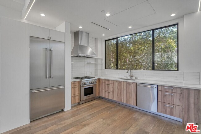Building Photo - 1445 1/4 N Martel Ave