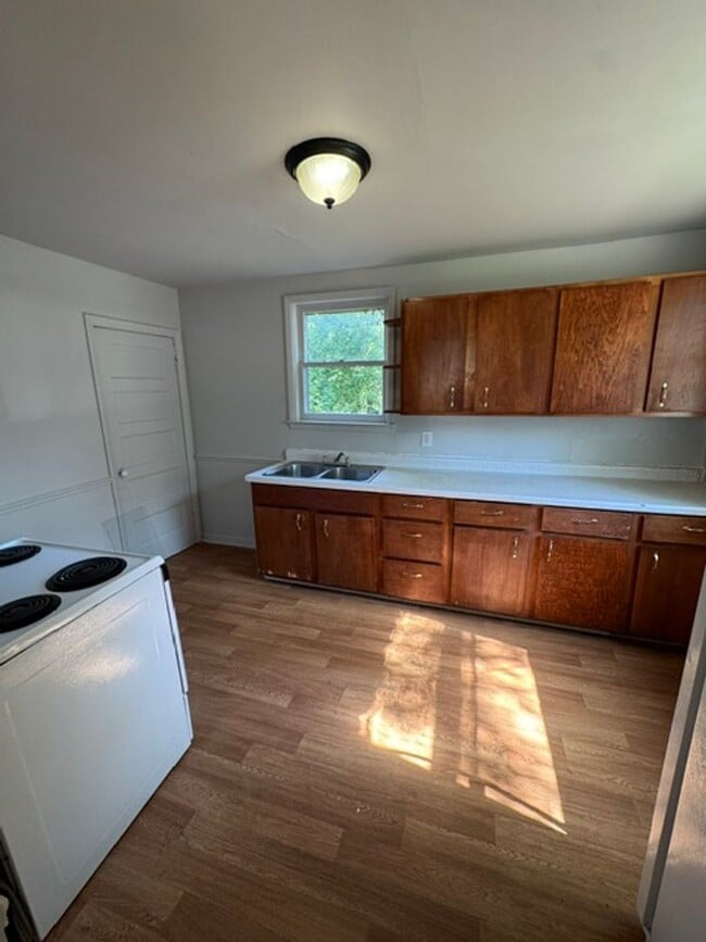 Building Photo - 1360 Huestis Ave