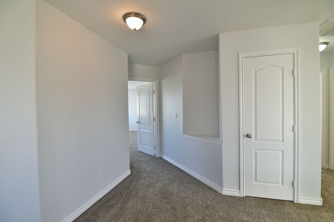 Building Photo - BEAUTIFUL 4BED/3BATH Home w/ 2 Car Garage ...