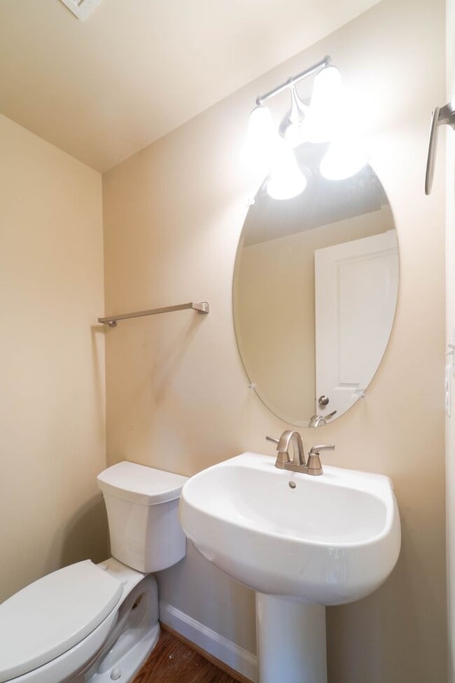 Building Photo - Stunning Centreville Townhome With Excellent Commuter Access