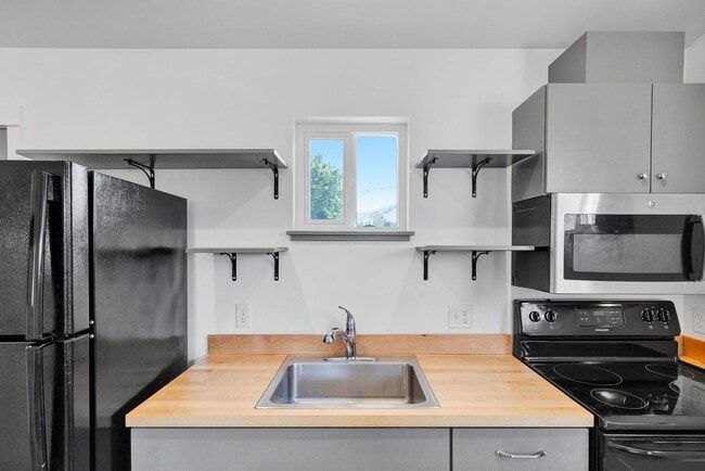 Building Photo - Modern One-Bedroom Above-Garage Apartment in Central Missoula