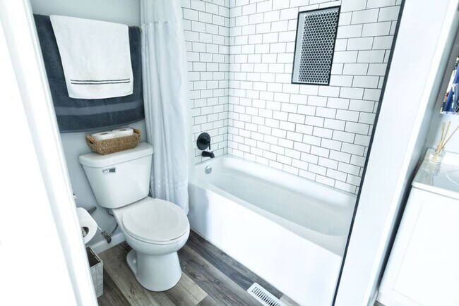 Building Photo - 39259 N Jackson Dr