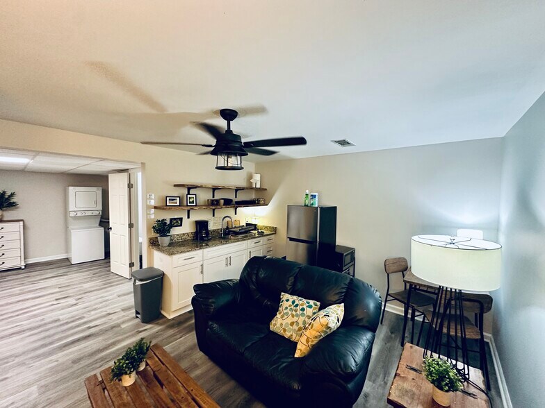 Building Photo - 3210 Glasco Dr