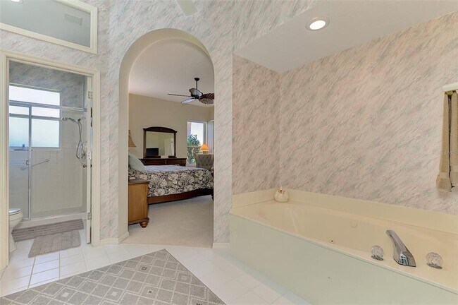 Building Photo - 549 Fallbrook Dr