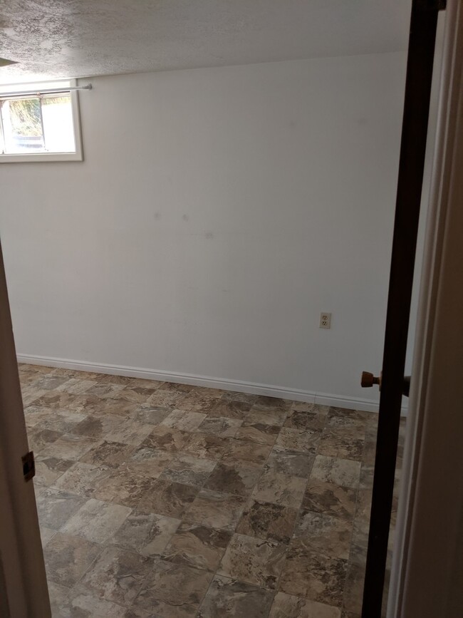 Building Photo - 2 bedroom 1 bath basement duplex with larg...