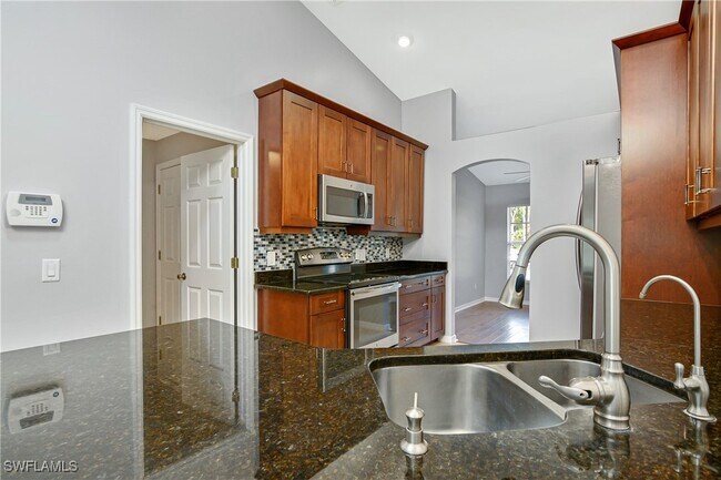 Primary Photo - 460 14th Ave NE