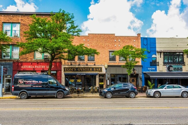 Building Photo - COMPLETELY UPDATED ROYAL OAK UNIT