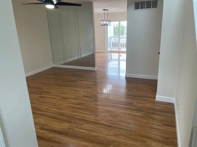 Building Photo - Beautiful 2 Bed, 1.5 Bath Townhome on the Edge of the Desirable Hill Neighborhood Available for Rent