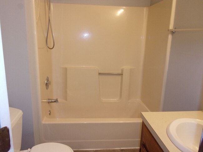 Building Photo - Ground Floor 2 Bedroom 2 Bath Condo in Farmington Hills