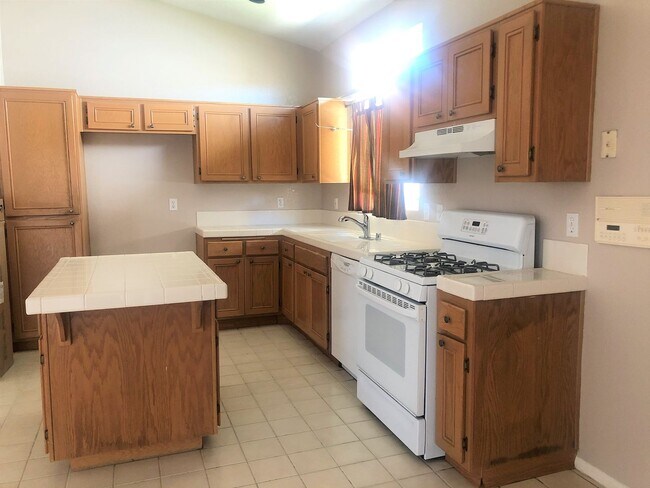 Building Photo - Available Now! Desired Location PLUS a Sparkling Pool!!!!