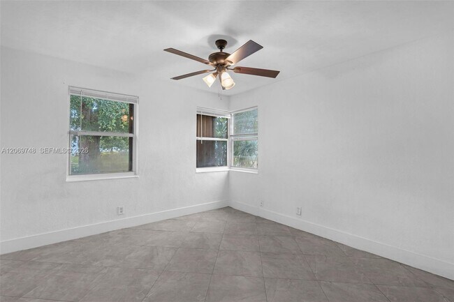 Building Photo - 1640 NE 33rd St