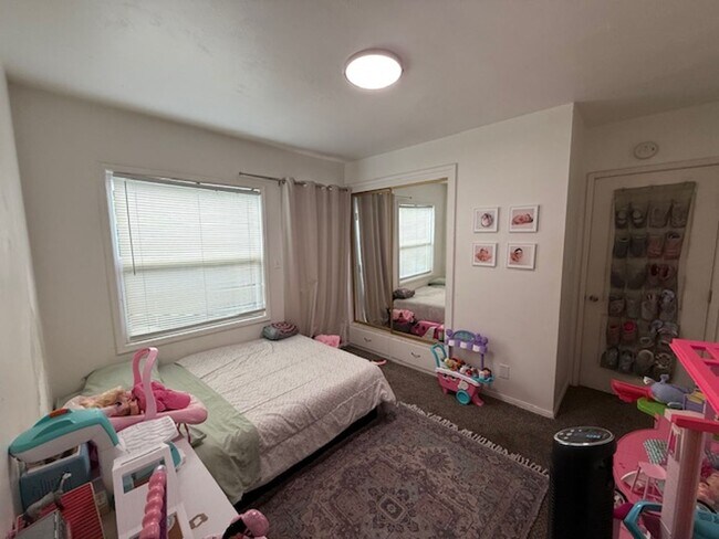 Building Photo - SPACIOUS 3 BEDROOM / 1.5 BATH HOME IN LOS ...