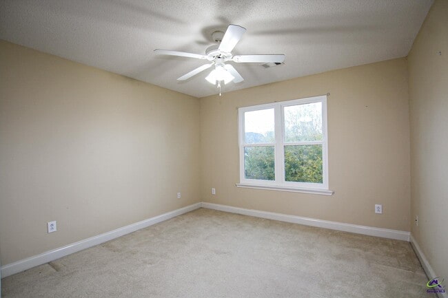 Building Photo - 221 Hummingbird Ln