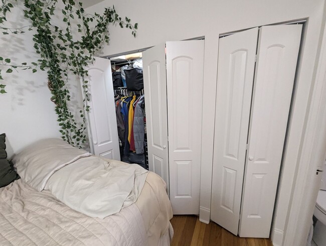Building Photo - Fully Renovated Studio in Albany Park! Gre...