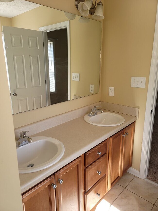 Building Photo - NEW LISTING- 3 bd/ 2 ba located MINUTES from Fort Bragg! Quiet Neighborhood!