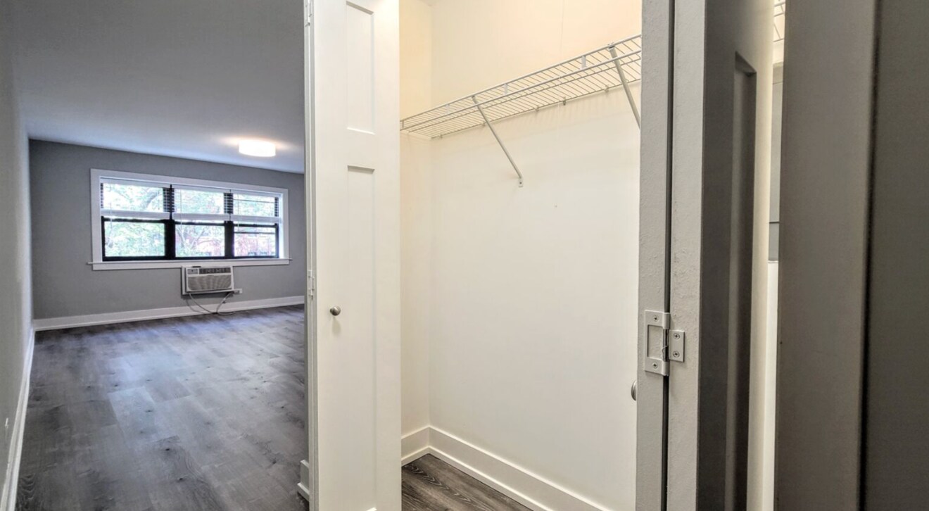 Building Photo - 456 W Barry Ave