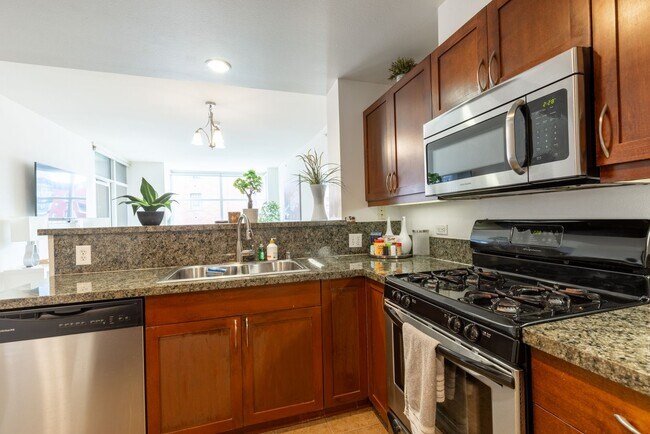 Building Photo - Modern 2 Bed/ 2 Bath Condo in the Heart of...