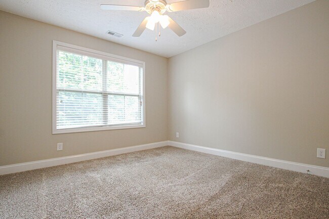 Building Photo - Pet Friendly Four Bedroom!