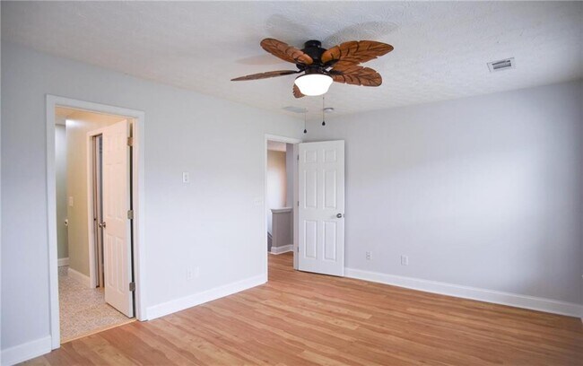 Building Photo - 6616 Splashwater Dr