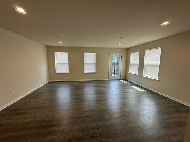 Building Photo - 124 High Pointe Dr