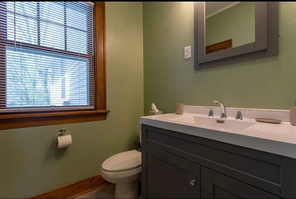 1st floor full bath - 1215 Mount Pleasant St