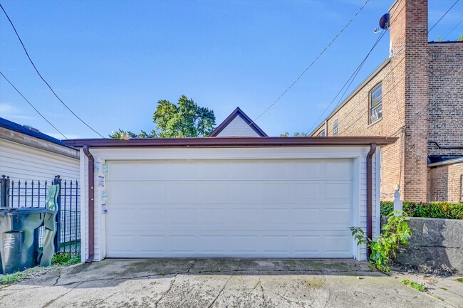 Building Photo - 4170 W Cornelia Ave