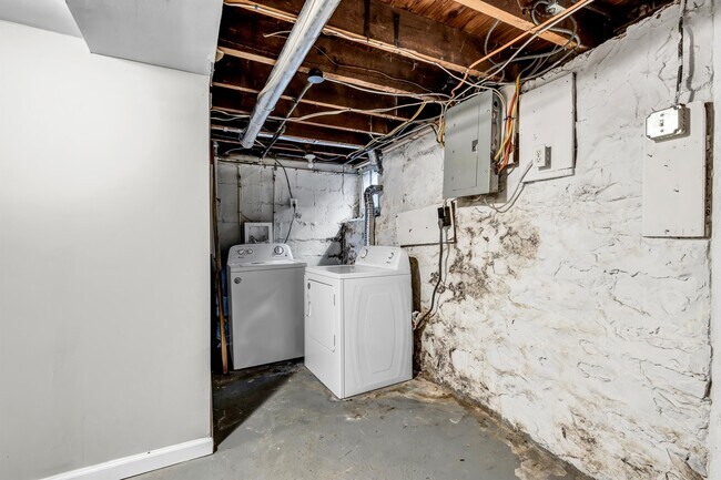 Building Photo - 324 Allendale St