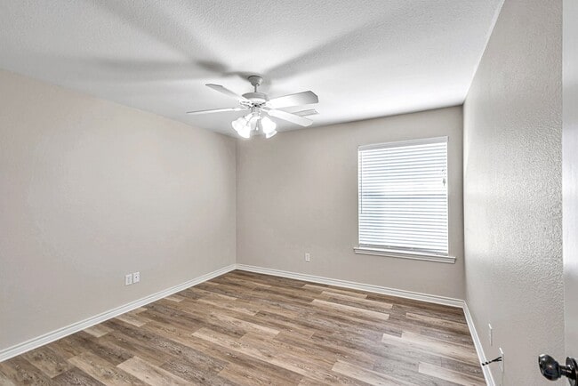 Building Photo - 5409 San Saba Ct