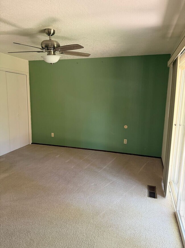 Building Photo - 3 Bedroom 2 bath with Rv Parking