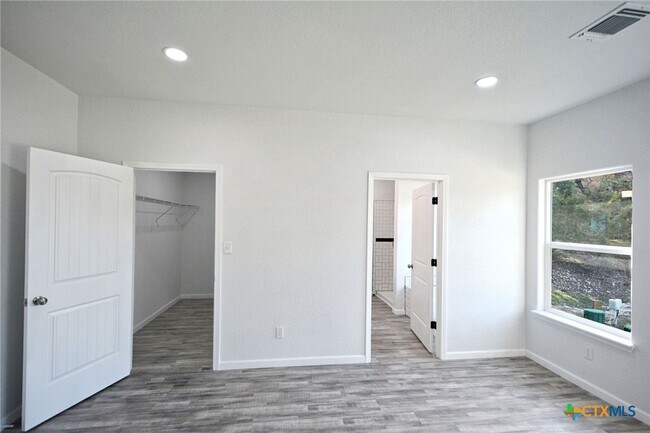 Building Photo - 1234 Clearcreek Dr