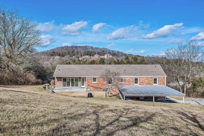 Building Photo - 3245 Kings Ln