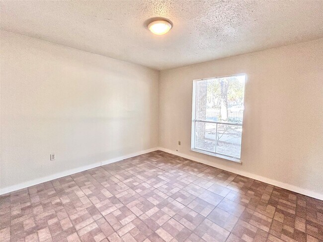 Building Photo - 8201 Richmond Ave.