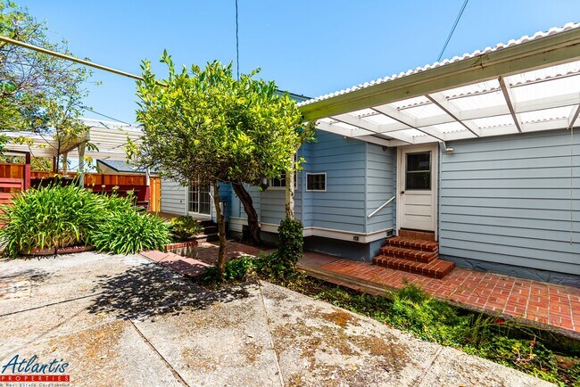 Building Photo - Beautiful Home | Desirable Location