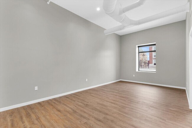Building Photo - LUXURY 1 BED APT IN DOWNTOWN CHAMPAIGN