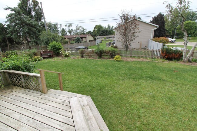 Building Photo - Beautiful 4 bedroom colonial in Lake Geneva