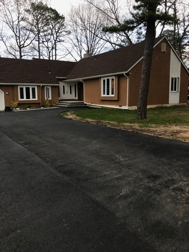 Building Photo - 201 Spring Mill Dr