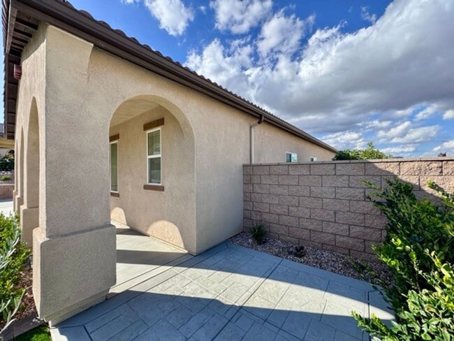 Building Photo - Stunning 2021 built 4 bedroom home for LEA...