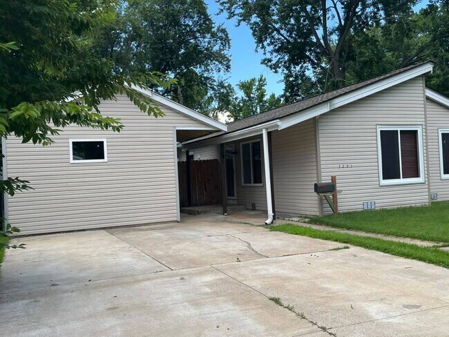 Building Photo - "Spacious 3 Bedroom/2 Bath Home in Florissant!"  Available for Move-In on 8/15/2026