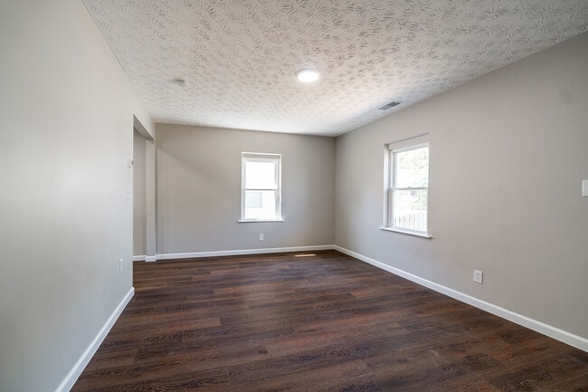 Building Photo - 870 S Waverly St