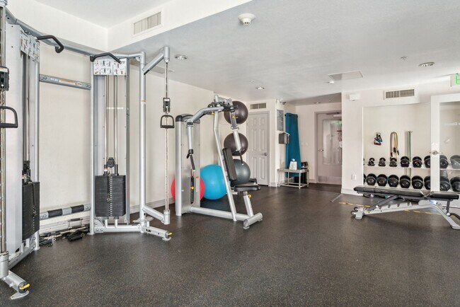 Building Photo - Modern 2-Bedroom Condo with Premium Amenities in Downtown San Diego