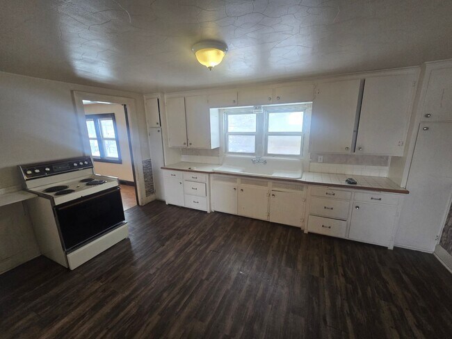 Building Photo - 921 N Maple Ave