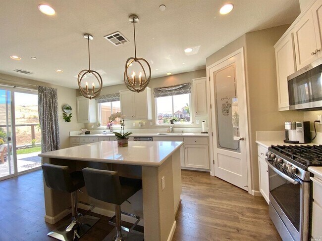 Building Photo - Living in Luxury in a Peaceful Setting