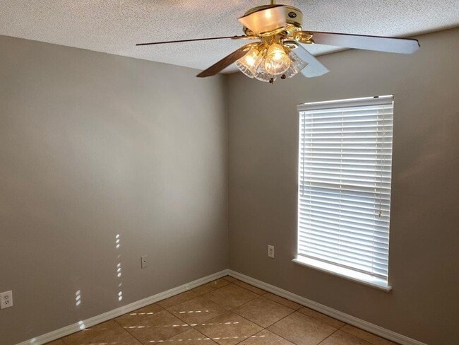 Building Photo - 1123 Breezy Knoll St